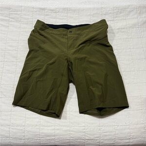 Pearl Izumi | size 38 men’s biking shorts green EUC polyester & spandex